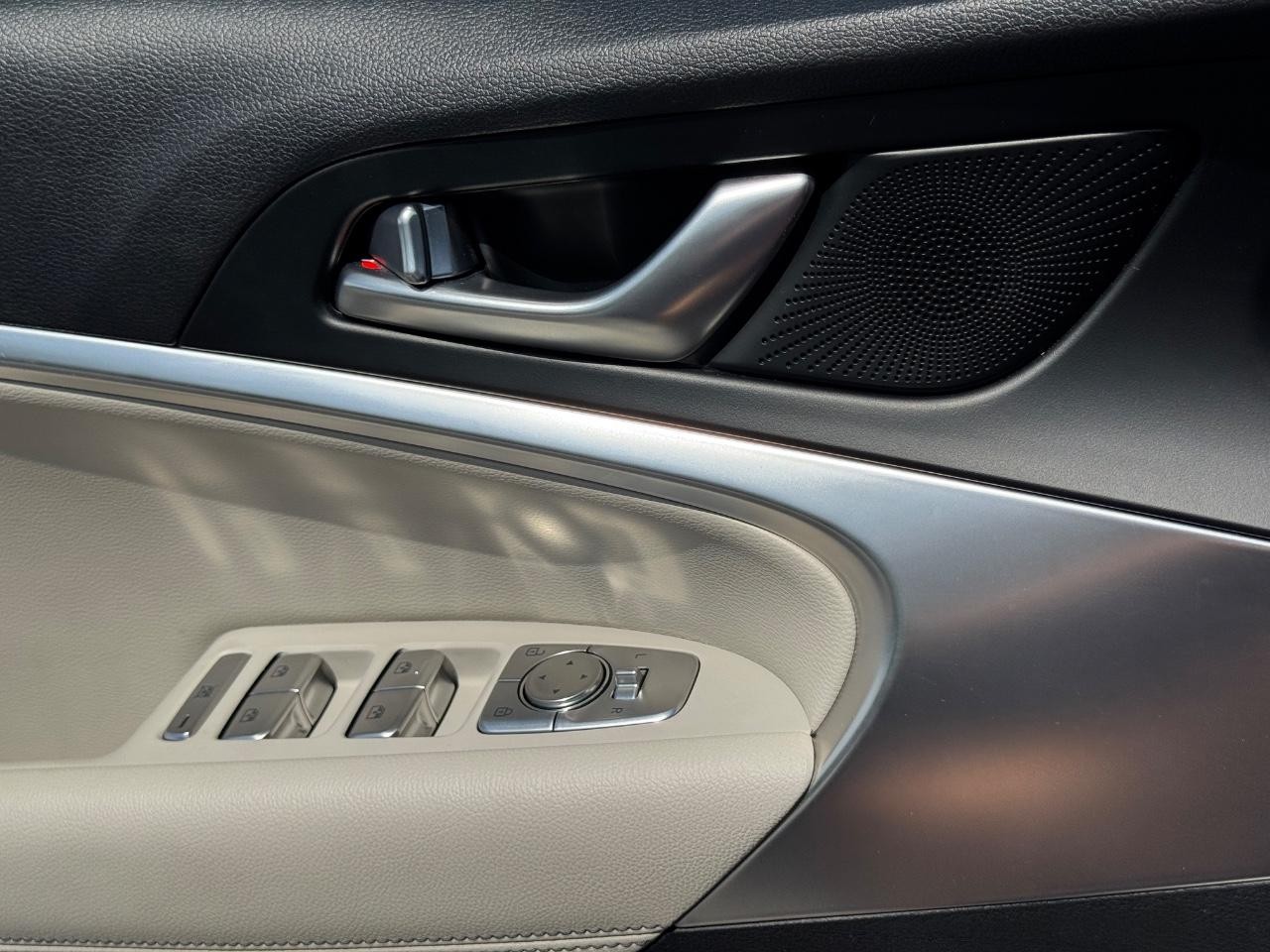 Genesis G70 Vehicle Full-screen Gallery Image 26