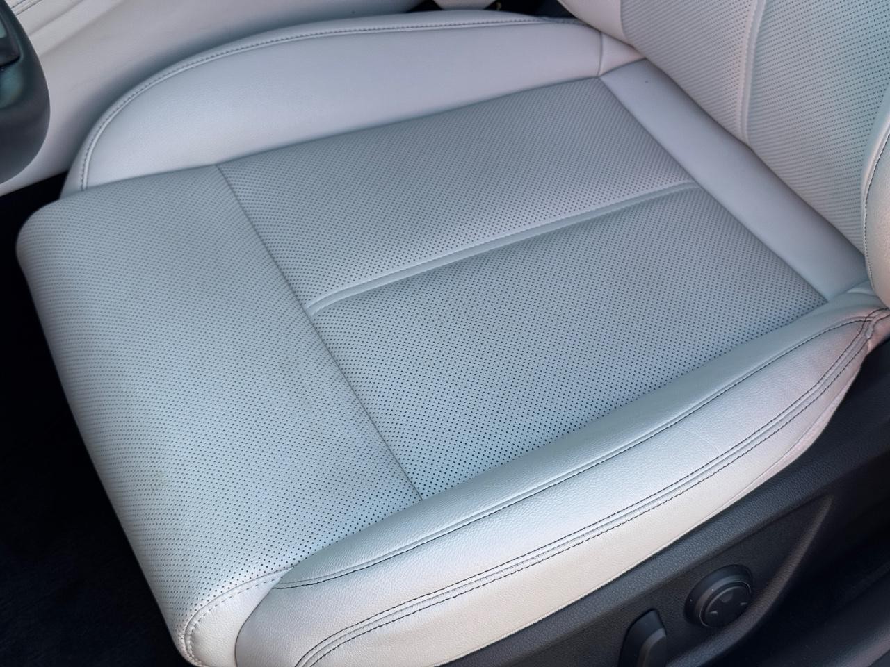 Genesis G70 Vehicle Full-screen Gallery Image 27
