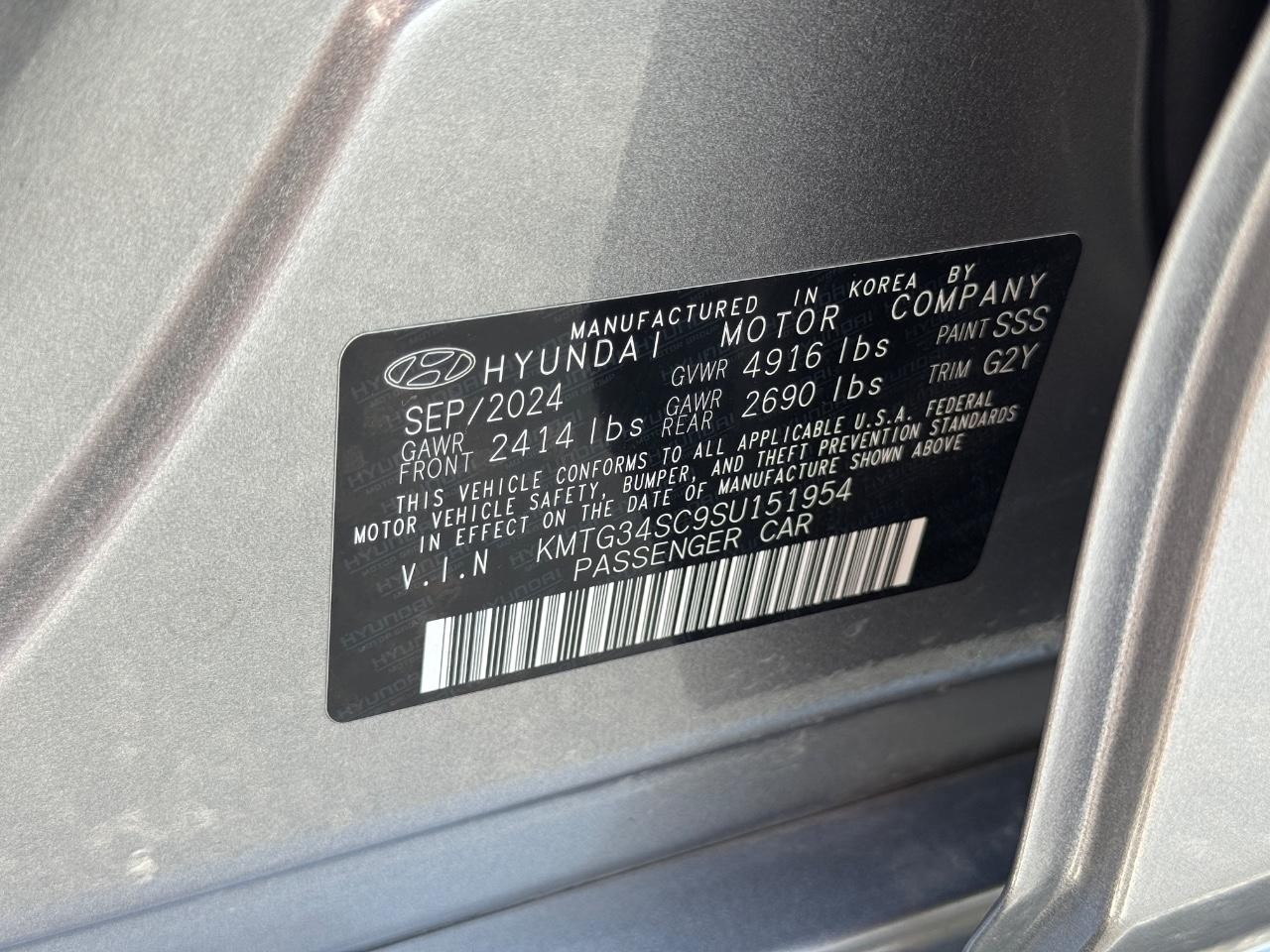 Genesis G70 Vehicle Full-screen Gallery Image 28