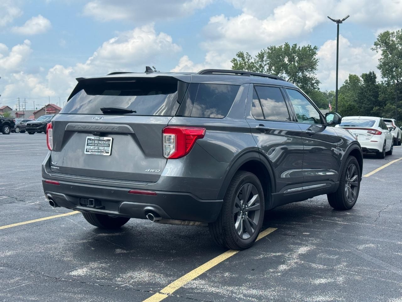 Ford Explorer Vehicle Full-screen Gallery Image 04