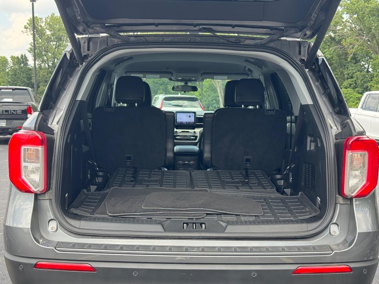 Ford Explorer Vehicle Full-screen Gallery Image 05