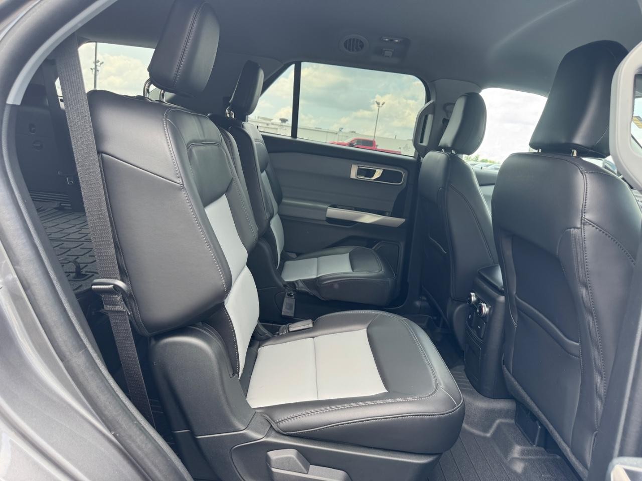 Ford Explorer Vehicle Full-screen Gallery Image 11