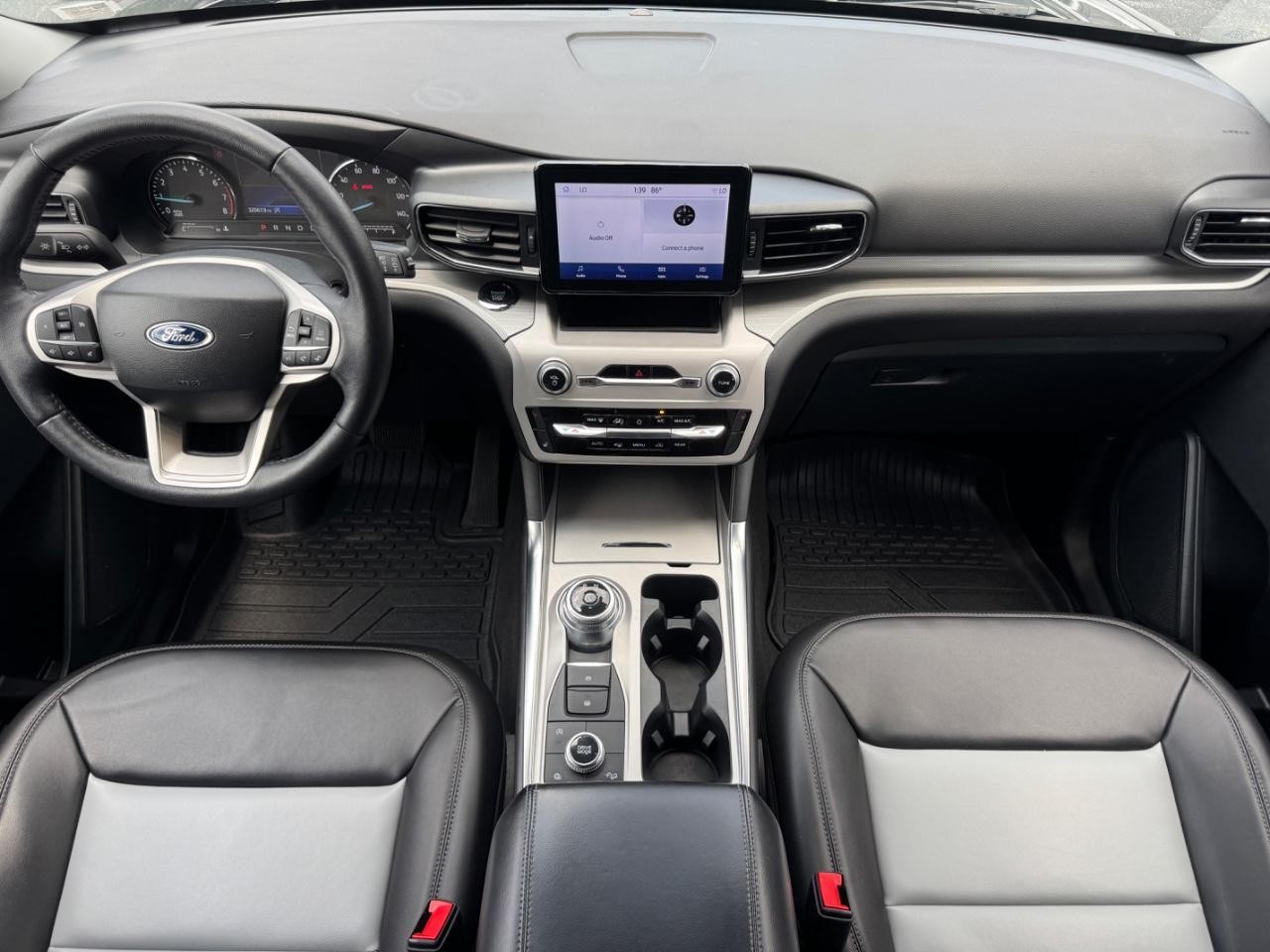 Ford Explorer Vehicle Full-screen Gallery Image 12
