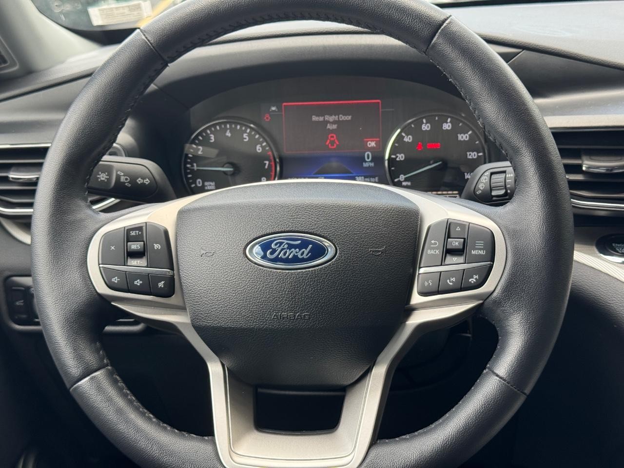 Ford Explorer Vehicle Full-screen Gallery Image 13