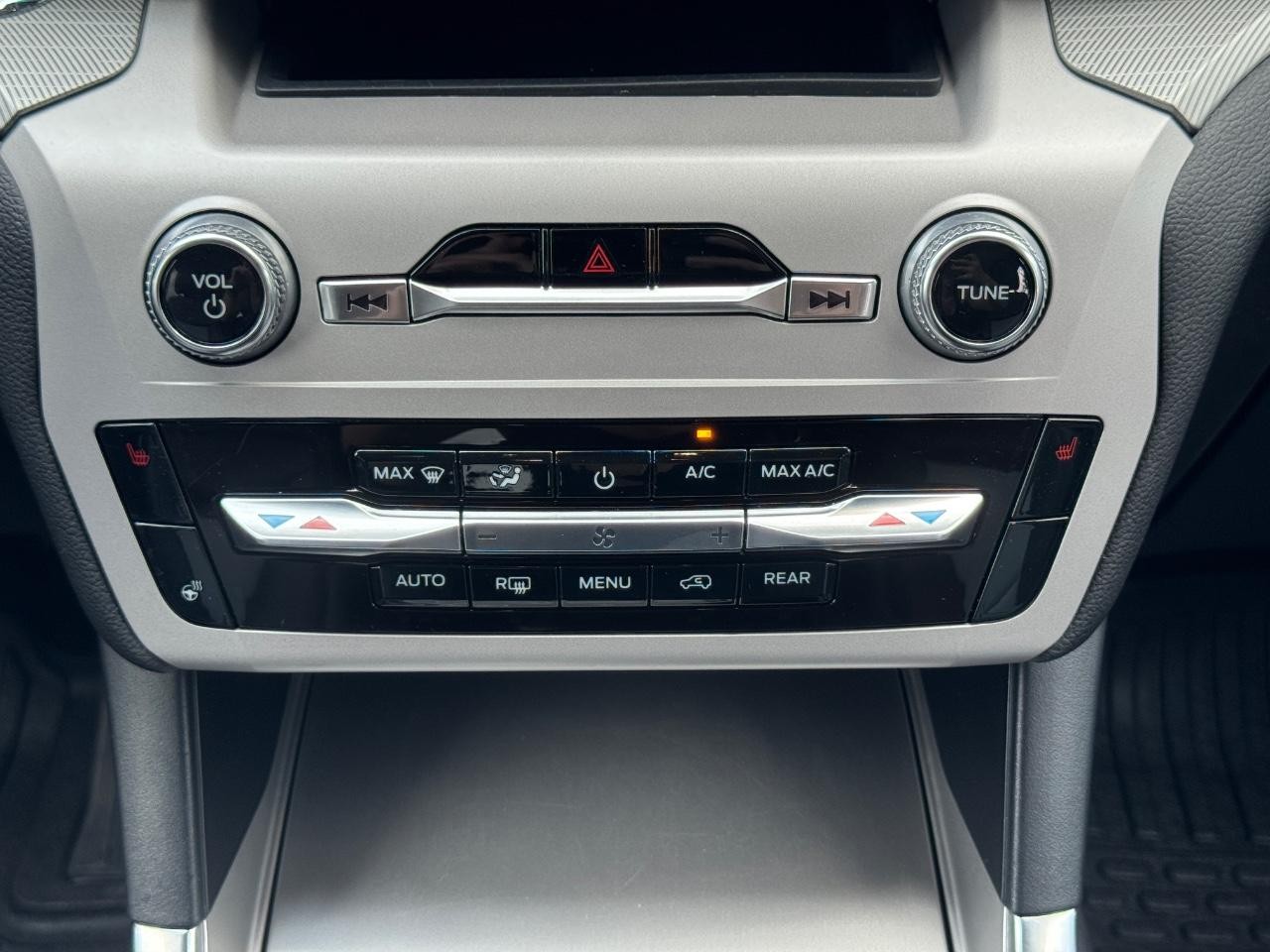 Ford Explorer Vehicle Full-screen Gallery Image 15