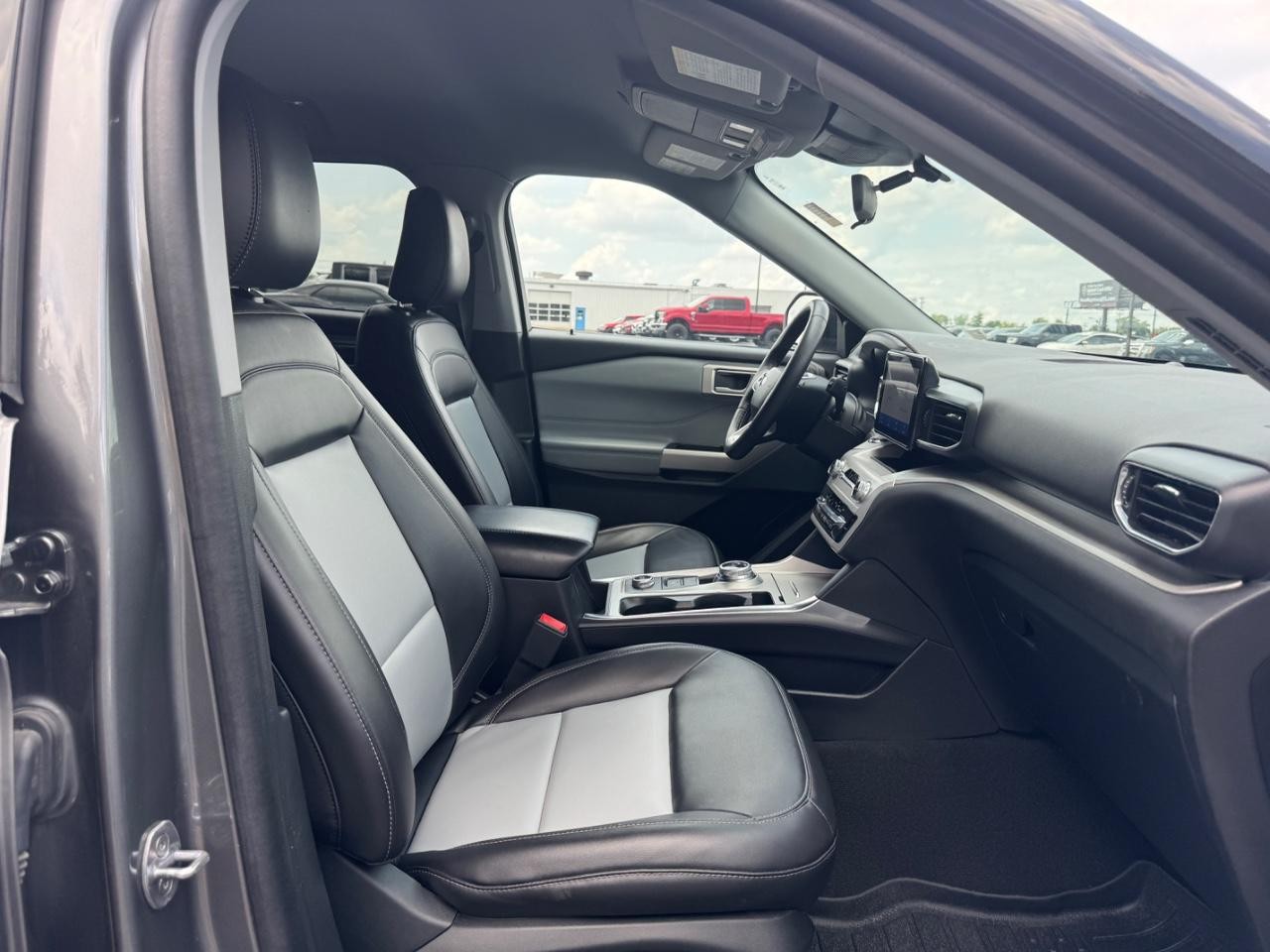 Ford Explorer Vehicle Full-screen Gallery Image 18