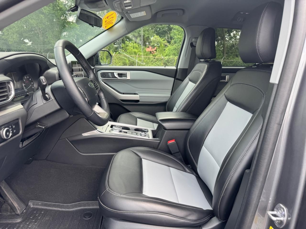 Ford Explorer Vehicle Full-screen Gallery Image 19