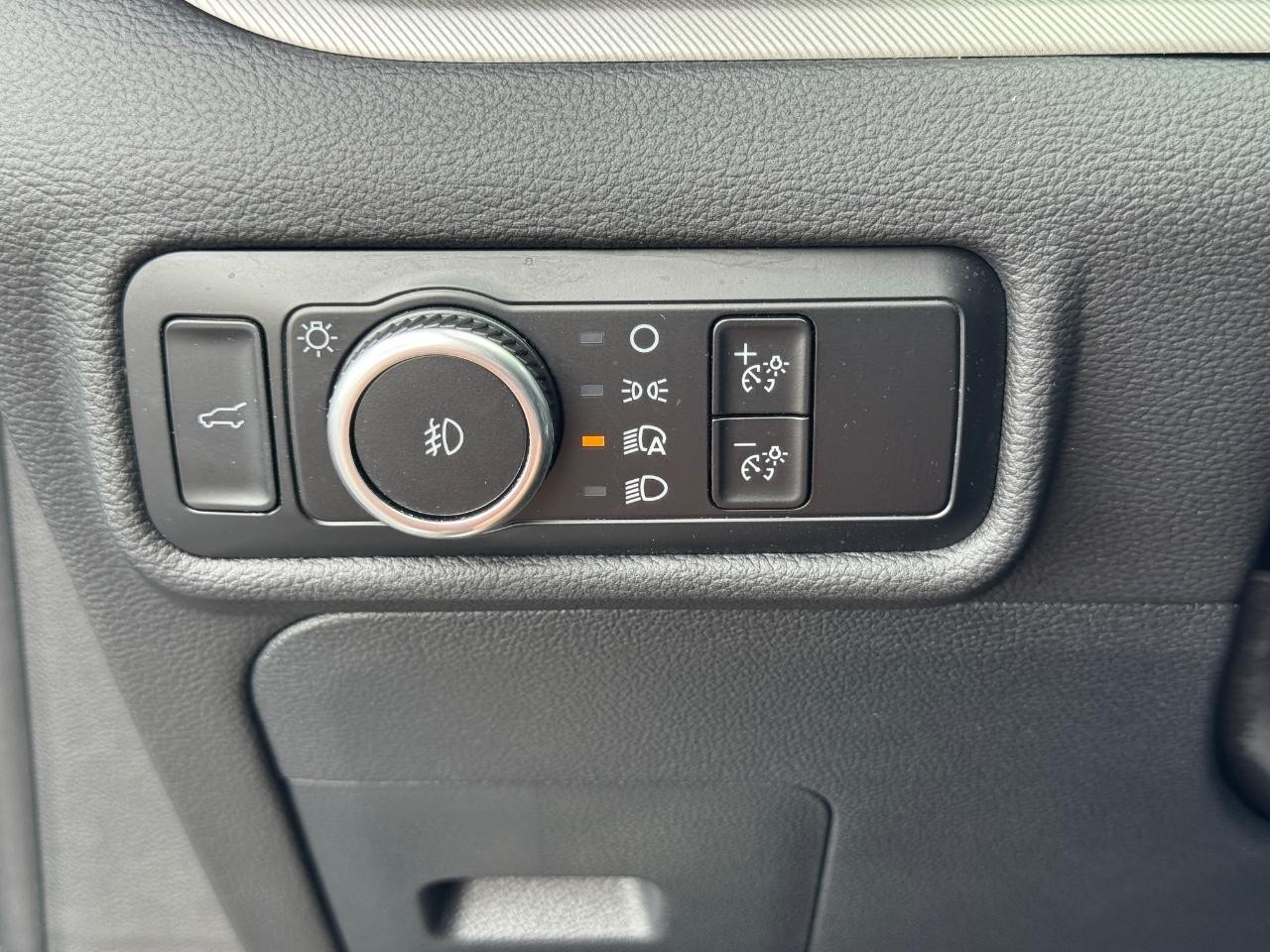 Ford Explorer Vehicle Full-screen Gallery Image 23