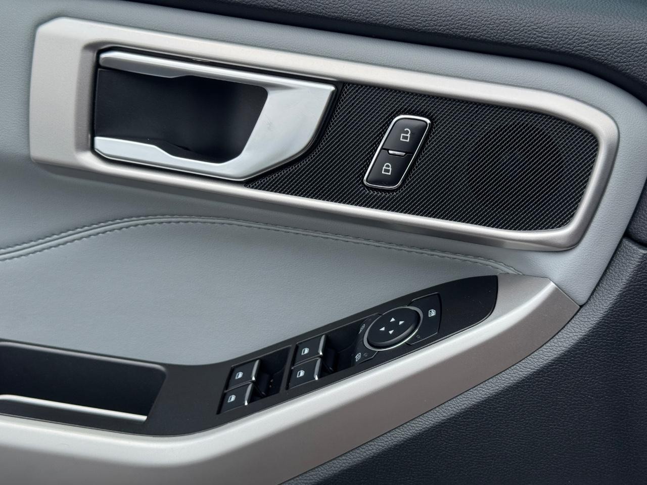 Ford Explorer Vehicle Full-screen Gallery Image 25