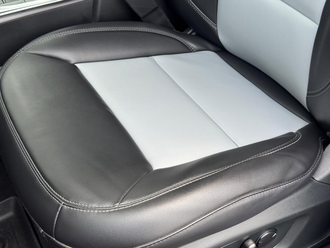 Ford Explorer Vehicle Full-screen Gallery Image 26