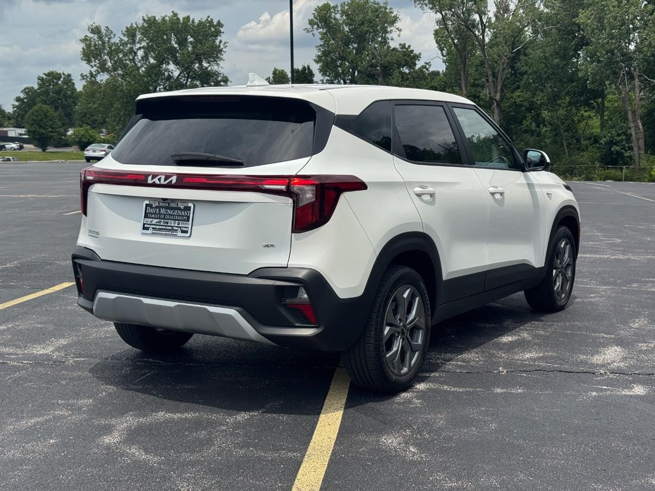 Kia Seltos Vehicle Full-screen Gallery Image 04