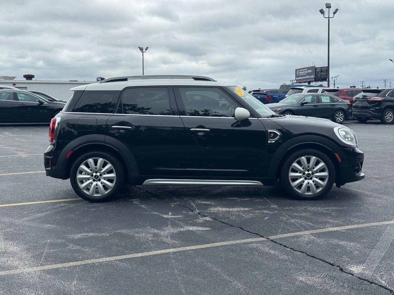MINI Countryman Vehicle Full-screen Gallery Image 03