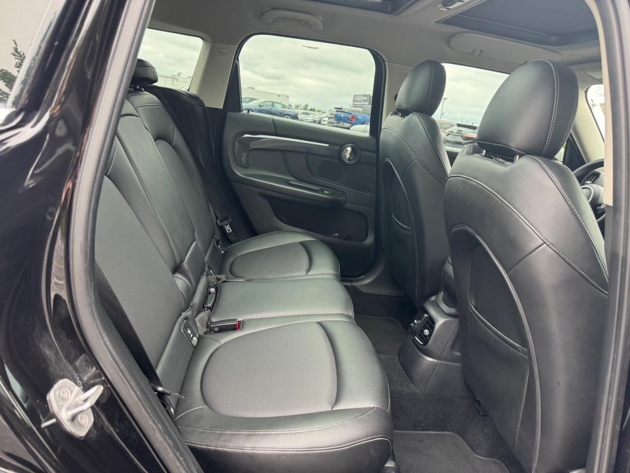 MINI Countryman Vehicle Full-screen Gallery Image 11
