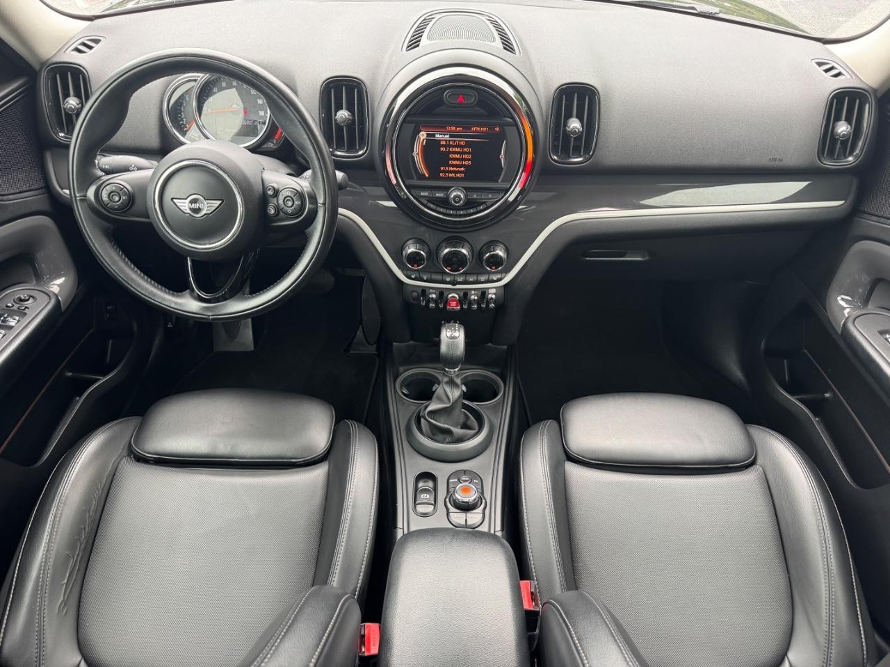 MINI Countryman Vehicle Full-screen Gallery Image 12