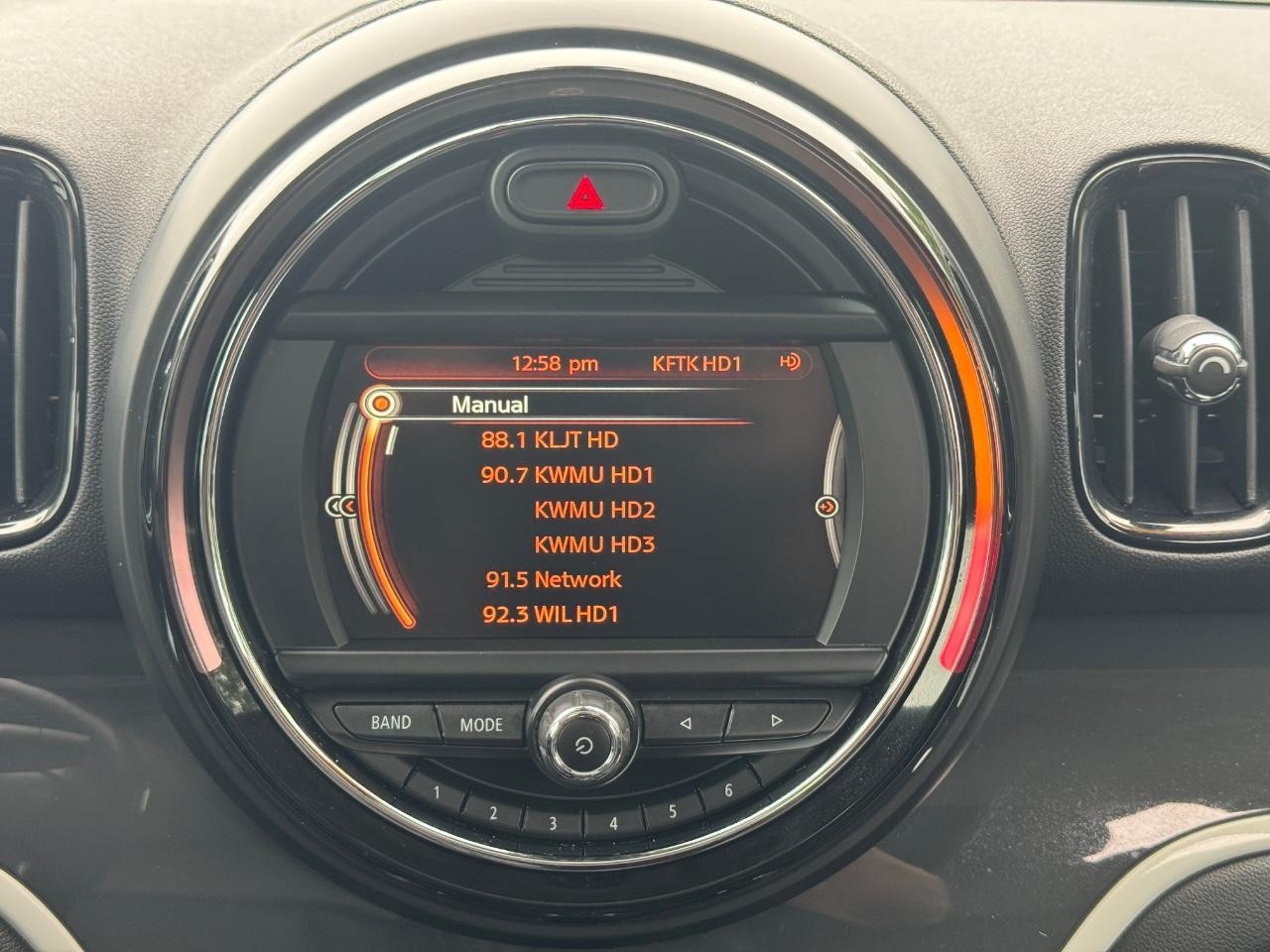 MINI Countryman Vehicle Full-screen Gallery Image 14