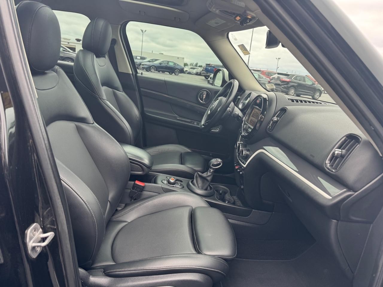 MINI Countryman Vehicle Full-screen Gallery Image 18