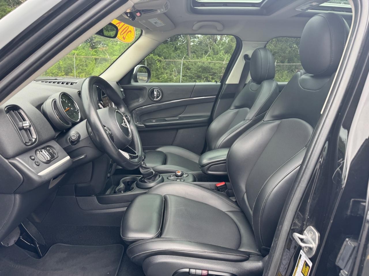 MINI Countryman Vehicle Full-screen Gallery Image 19