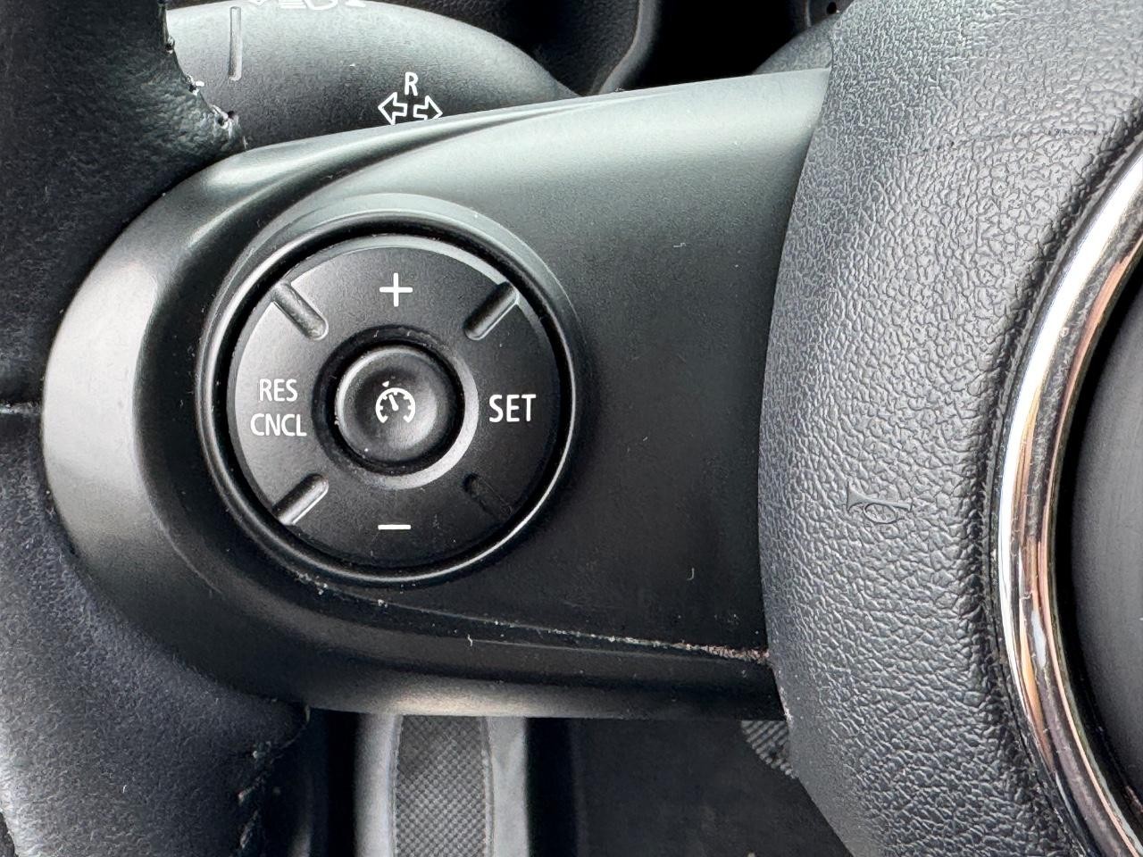 MINI Countryman Vehicle Full-screen Gallery Image 22