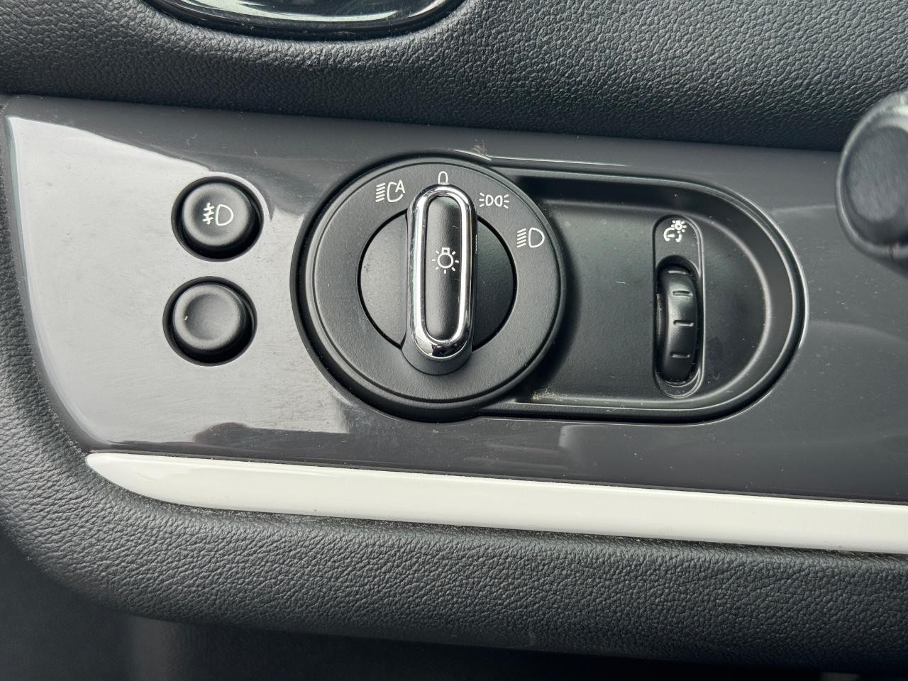 MINI Countryman Vehicle Full-screen Gallery Image 24