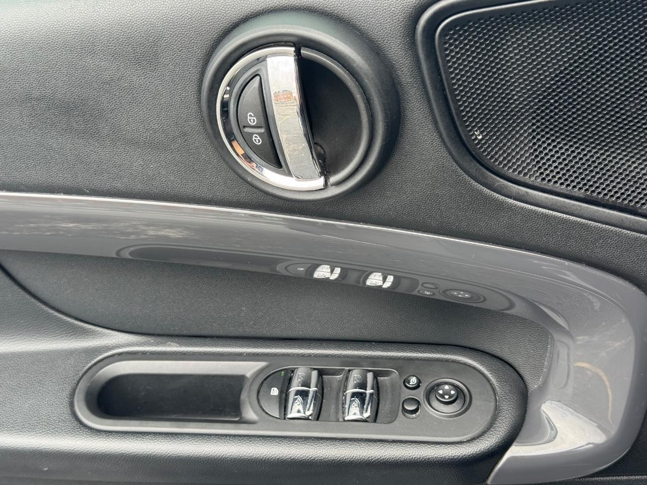 MINI Countryman Vehicle Full-screen Gallery Image 26