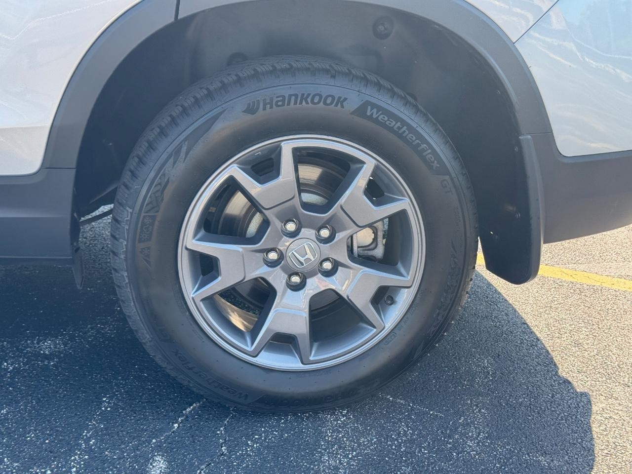 Honda Passport Vehicle Full-screen Gallery Image 08