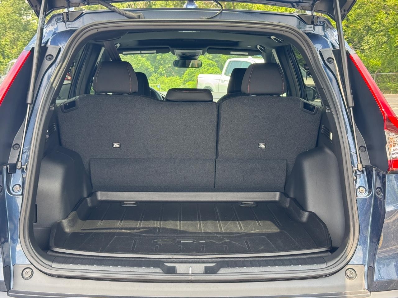 Honda CR-V Hybrid Vehicle Full-screen Gallery Image 05