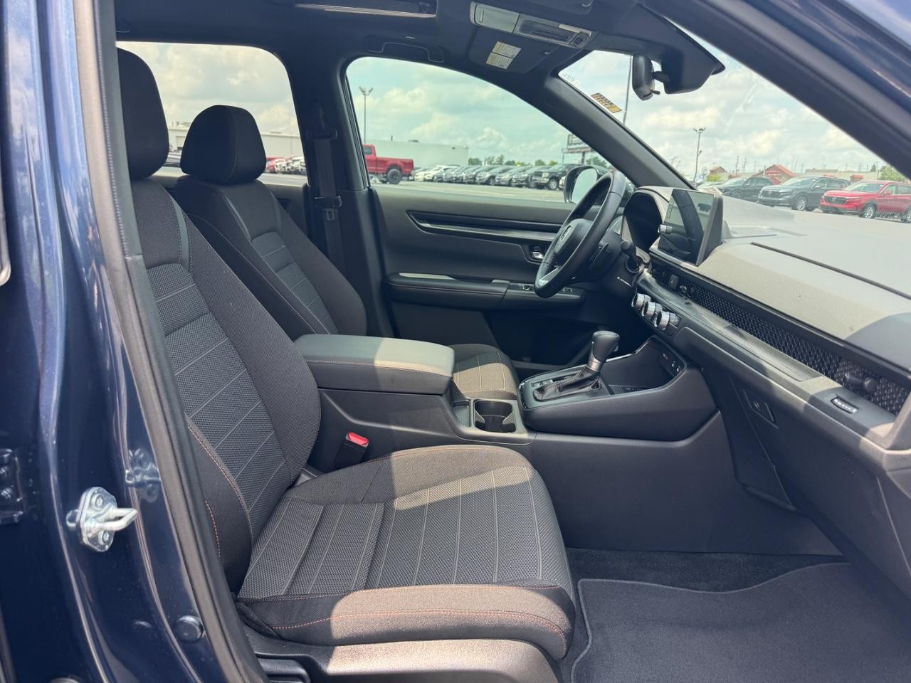 Honda CR-V Hybrid Vehicle Full-screen Gallery Image 18