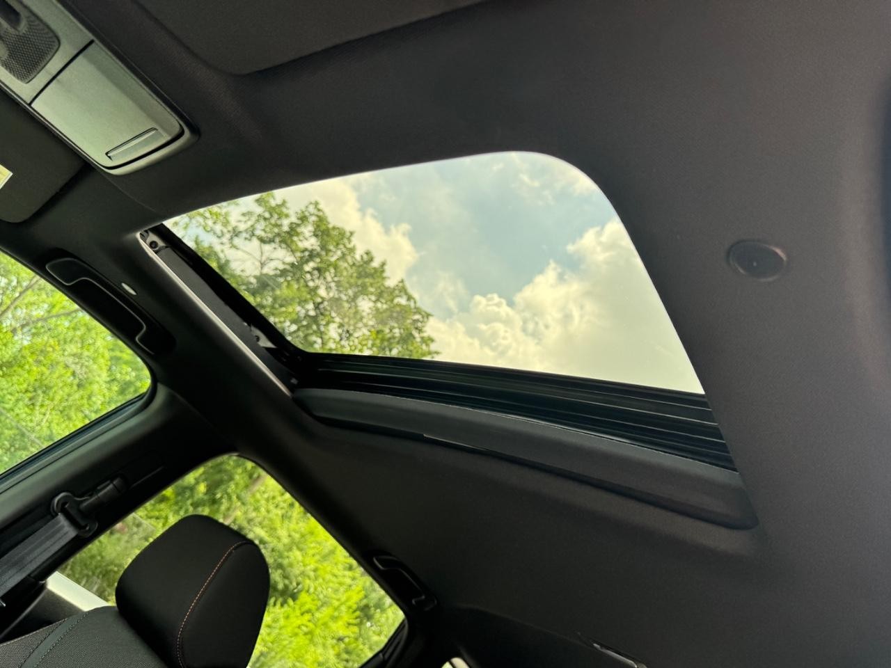 Honda CR-V Hybrid Vehicle Full-screen Gallery Image 19