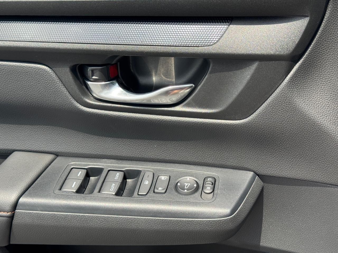 Honda CR-V Hybrid Vehicle Full-screen Gallery Image 25