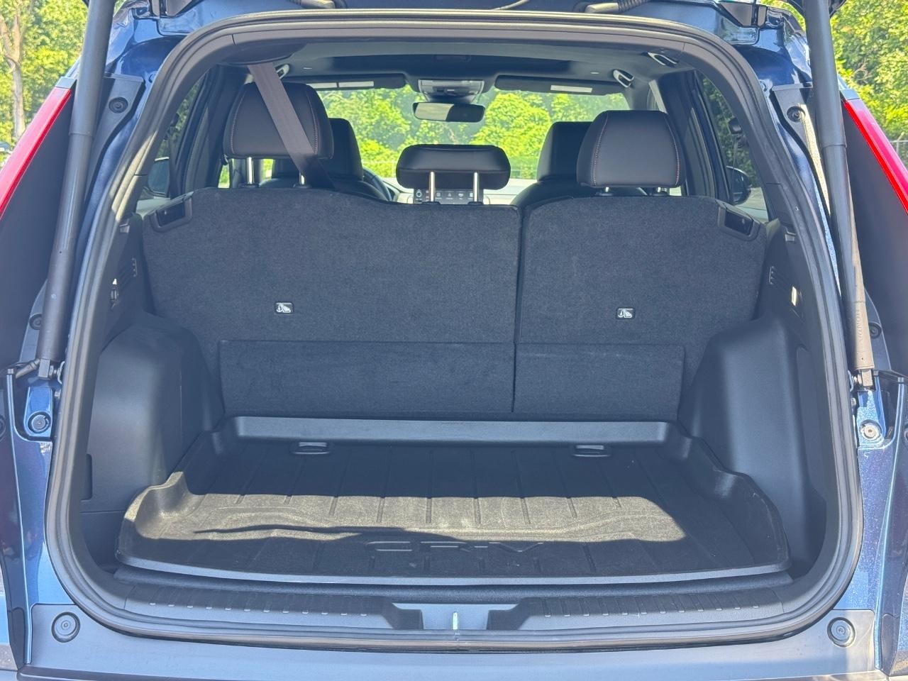 Honda CR-V Hybrid Vehicle Full-screen Gallery Image 05
