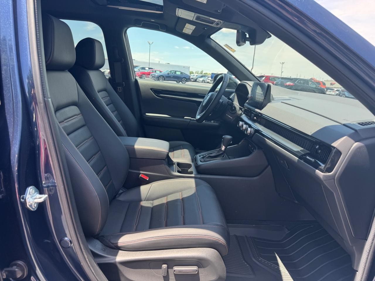 Honda CR-V Hybrid Vehicle Full-screen Gallery Image 18