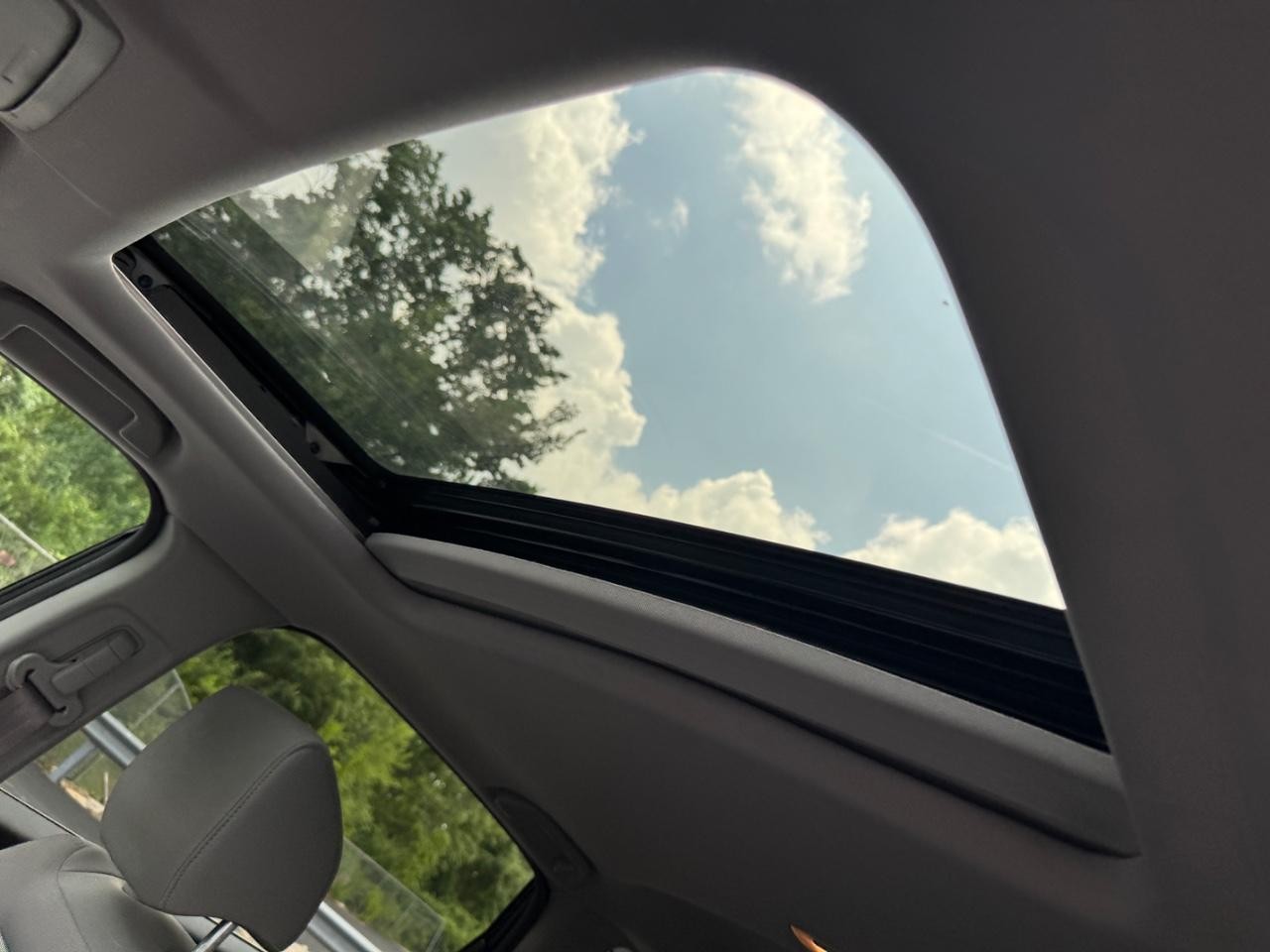 Honda CR-V Vehicle Full-screen Gallery Image 19