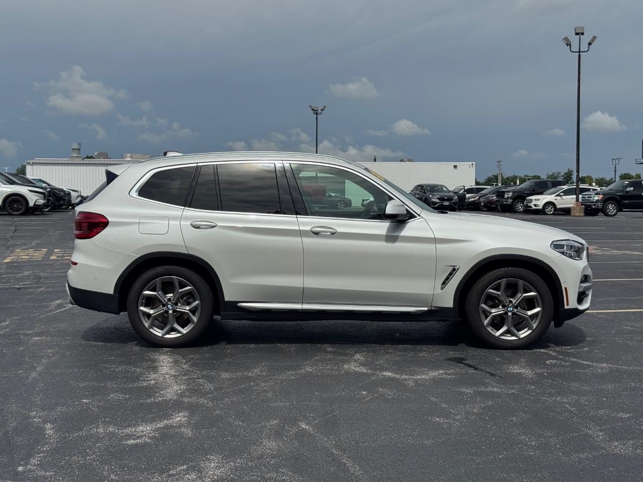 BMW X3 Vehicle Full-screen Gallery Image 03