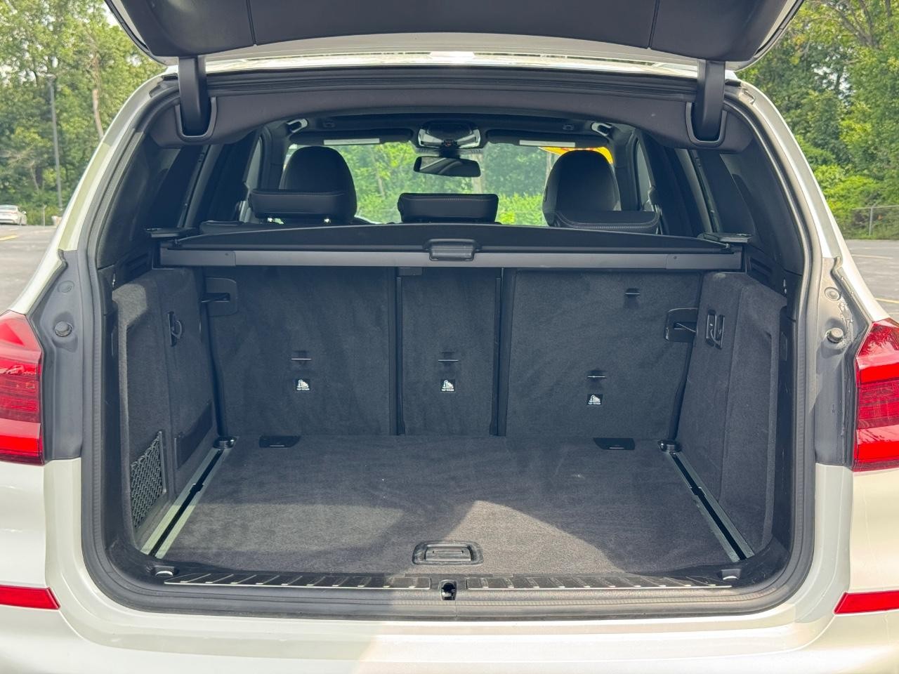 BMW X3 Vehicle Full-screen Gallery Image 04