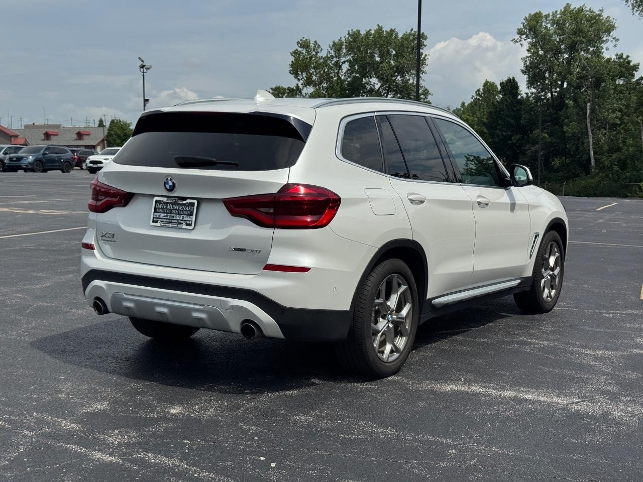 BMW X3 Vehicle Full-screen Gallery Image 05
