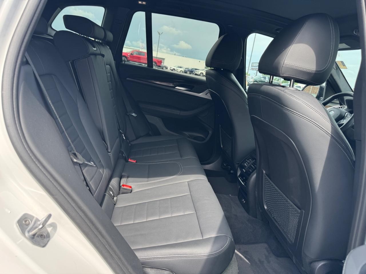 BMW X3 Vehicle Full-screen Gallery Image 11