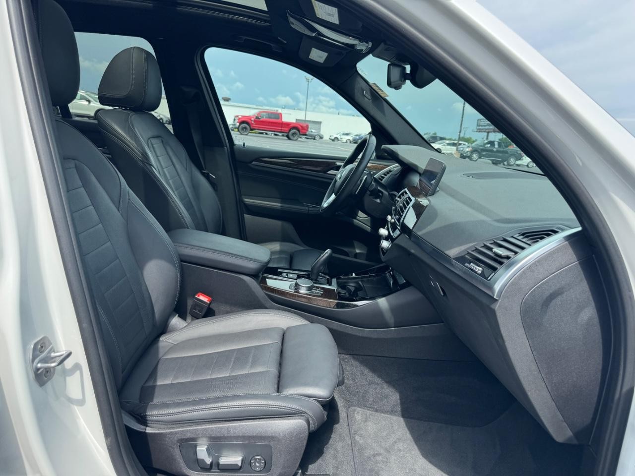 BMW X3 Vehicle Full-screen Gallery Image 18