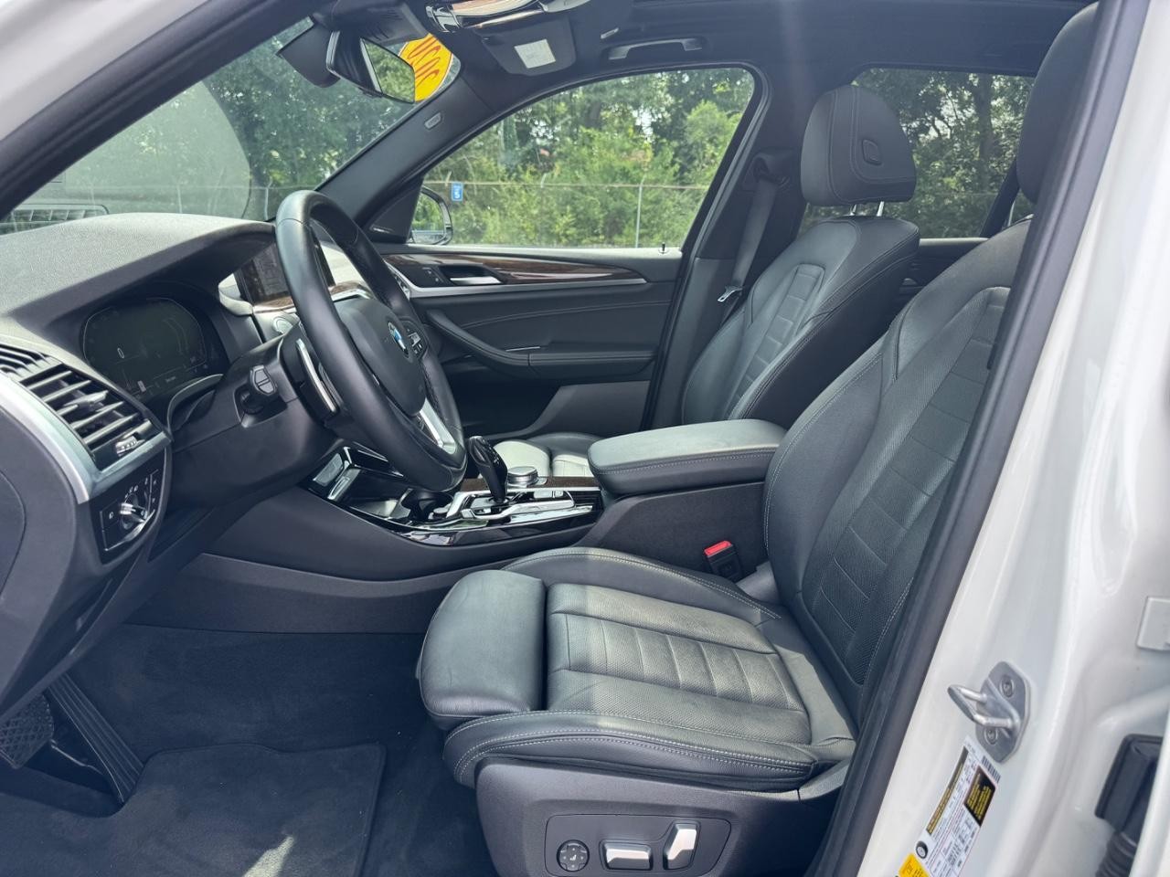 BMW X3 Vehicle Full-screen Gallery Image 19