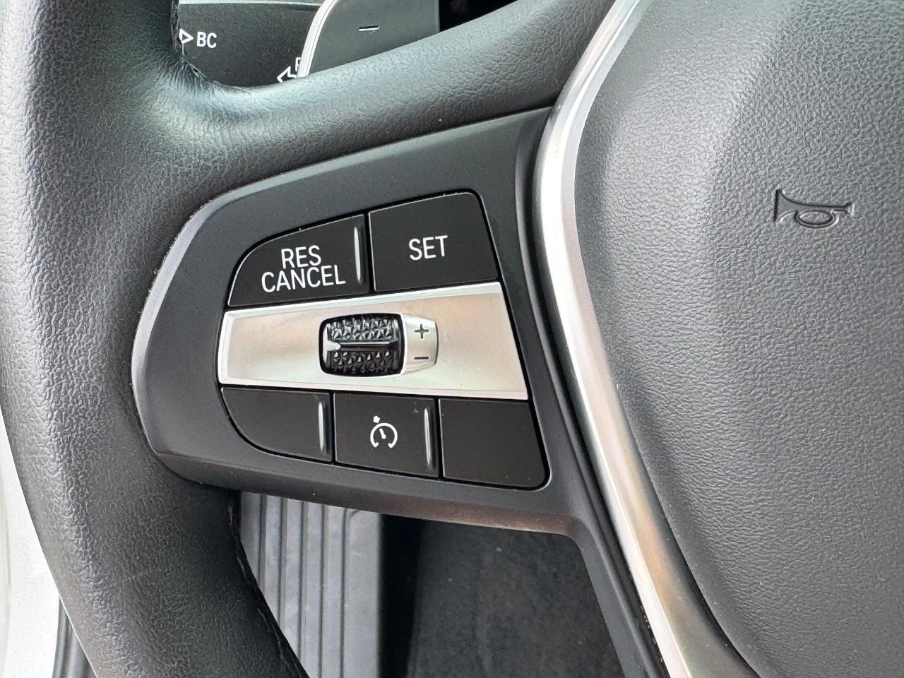 BMW X3 Vehicle Full-screen Gallery Image 22