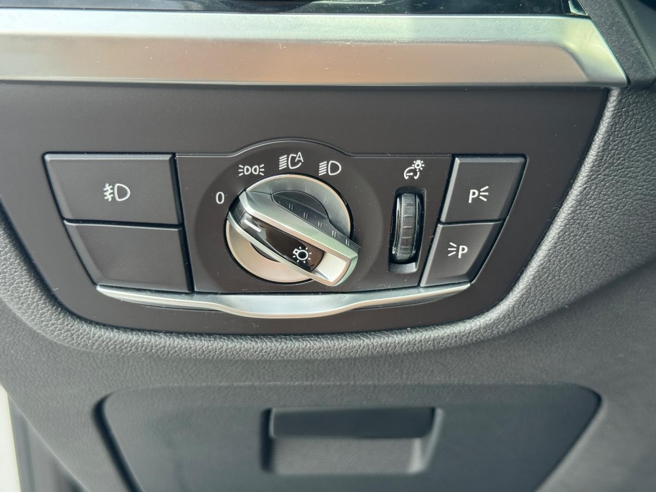 BMW X3 Vehicle Full-screen Gallery Image 25