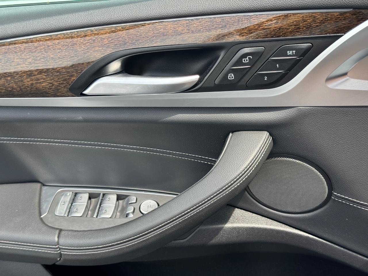 BMW X3 Vehicle Full-screen Gallery Image 28