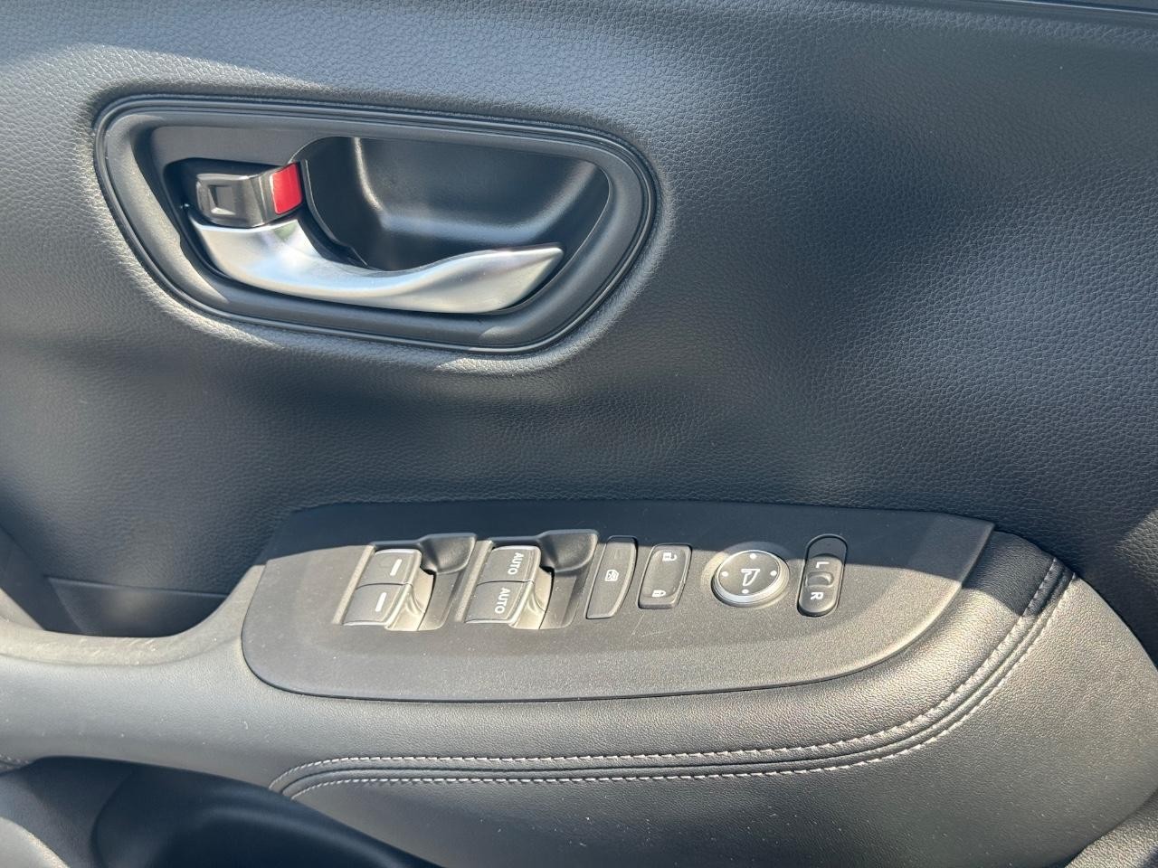 Honda HR-V Vehicle Full-screen Gallery Image 25