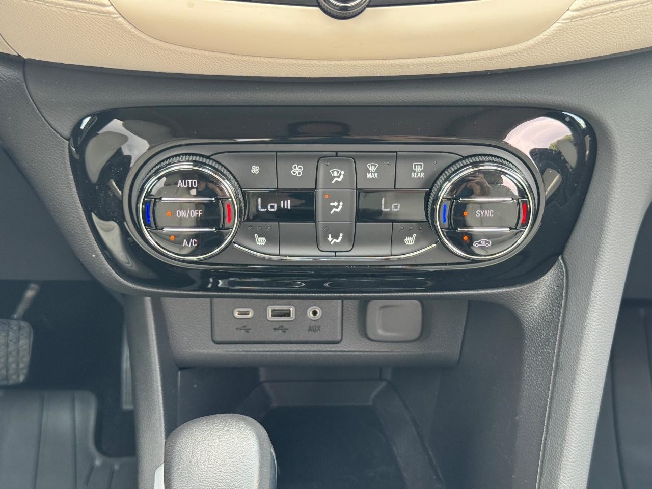 Buick Encore GX Vehicle Full-screen Gallery Image 15