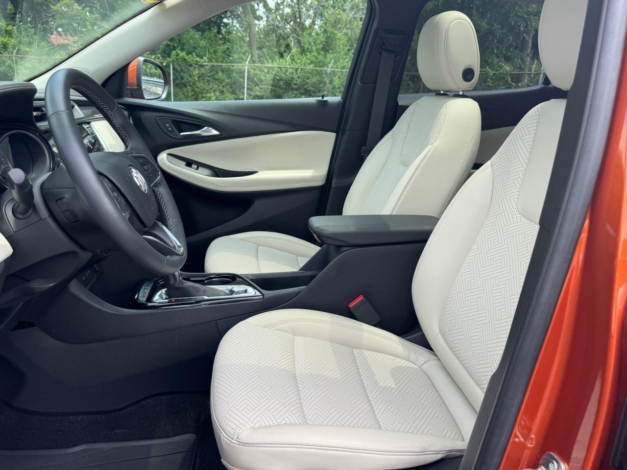 Buick Encore GX Vehicle Full-screen Gallery Image 18