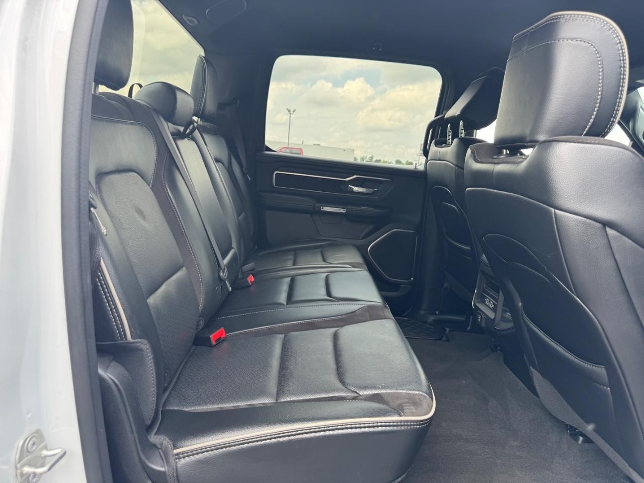 Ram 1500 Vehicle Full-screen Gallery Image 11