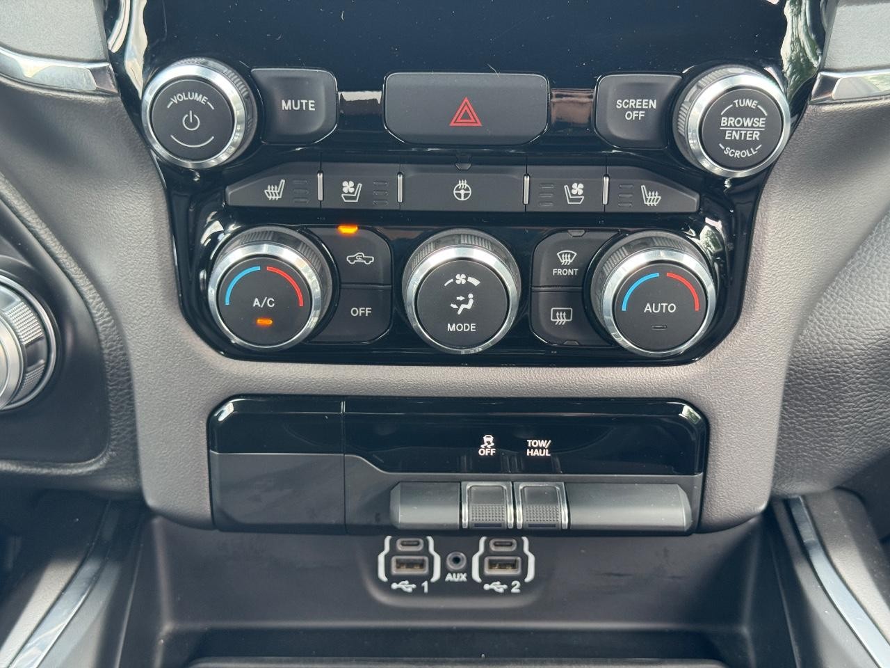 Ram 1500 Vehicle Full-screen Gallery Image 15
