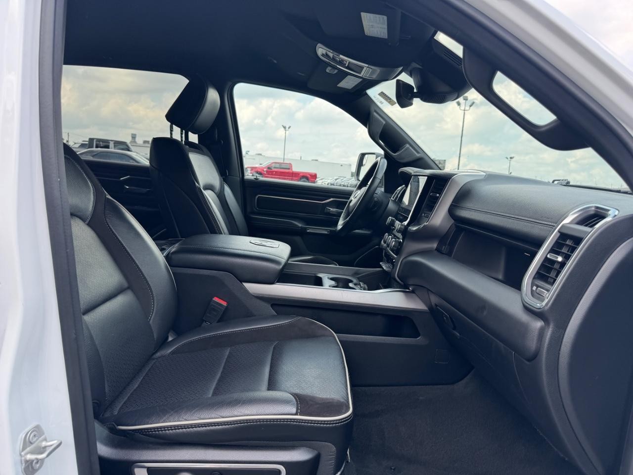 Ram 1500 Vehicle Full-screen Gallery Image 18