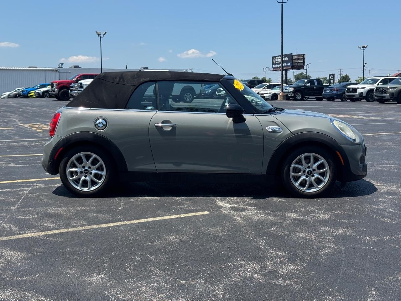 MINI Convertible Vehicle Full-screen Gallery Image 03