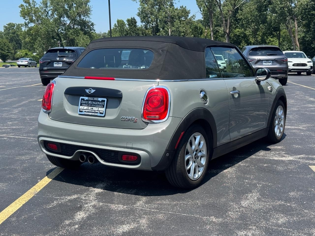 MINI Convertible Vehicle Full-screen Gallery Image 04