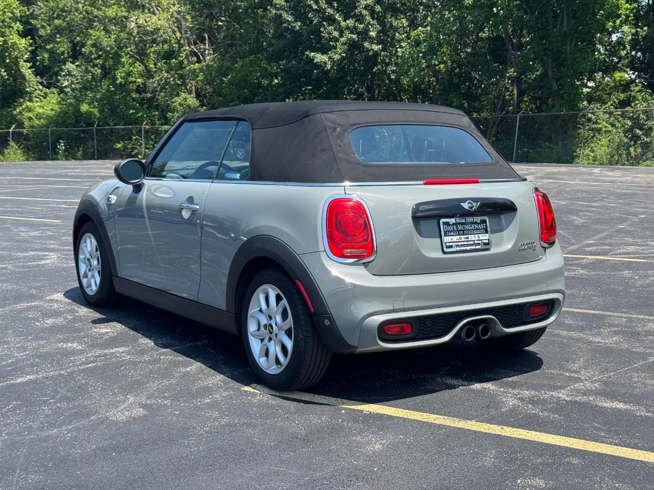 MINI Convertible Vehicle Full-screen Gallery Image 07